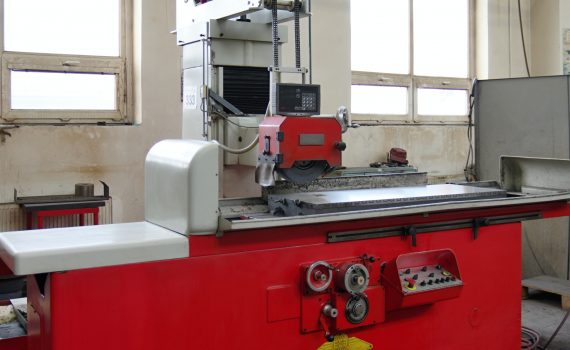 Horizontal grinding machine